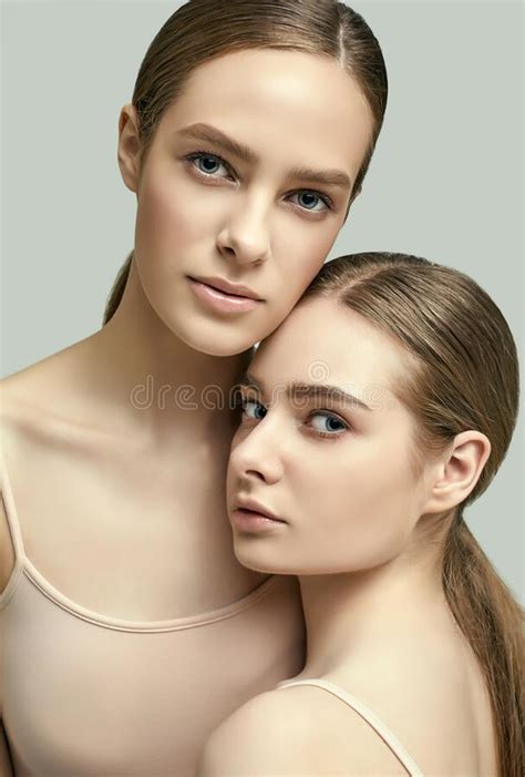 Deux Belles Jeunes Filles Sensuelles Avec La Peau Propre De Nouveau