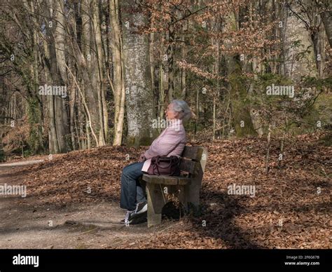 Einsame Alte Frau Im Park Stockfotos Und Bilder Kaufen Alamy