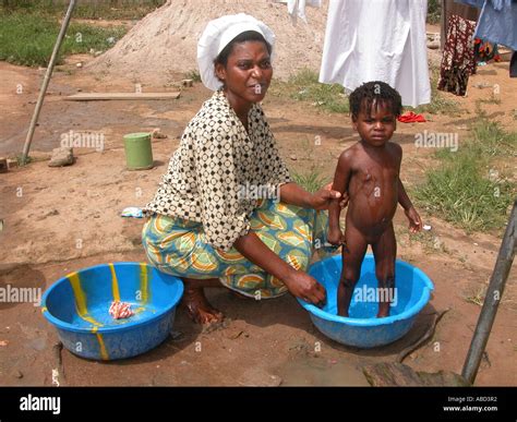 Africa Nigeria Mother Bathes Child Stock Photo 7346097 Alamy