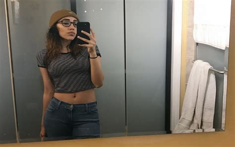 This Girls Bathroom Selfie Became A Confusing Optical Illusion