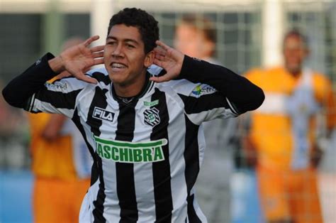Článek z wikipedie, encyklopedie zdarma. "Professor" de Roberto Firmino no Figueirense, Reinaldo ...