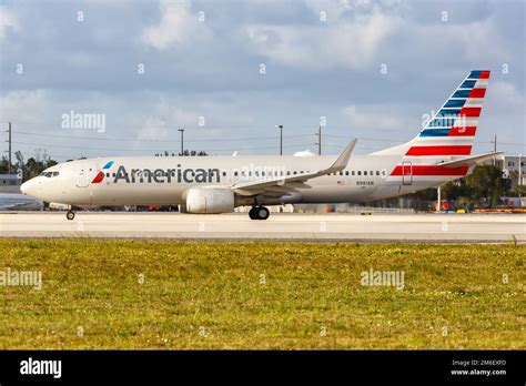 American Airlines Boeing 737 800 Flugzeug Flughafen Miami Stock Photo