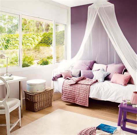 La clave para que no robe luz ni sea cargante es colocar todo el mobiliario en blanco y calentarlo con alguna pieza de madera y mimbre, como el banco que decora los pies de la cama en este dormitorio decorado por paula duarte. Ideas para pintar la habitación de los niños