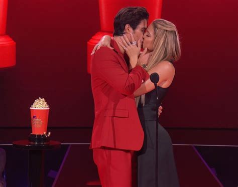 Mtv Movie And Tv Awards 2021 Madelyn Cline Chase Stokes Best Kiss 247 News Around The World