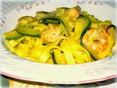 Semplice da preparare e molto gustosa, questa ricetta succulenta è ideale per i vostri menu domenicali! Tagliatelle allo zafferano con zucchine e gamberi - Paperblog
