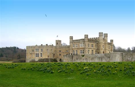 It is built on islands in a lake formed by the river len to the east of the village of leeds. Leeds Castle - English in Margate