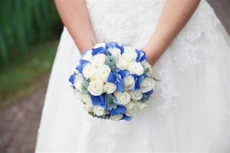 Knielanges blau weisses kleid mit ausschnitt in 50735 koln for 25 00 for sale shpock. Hochzeitsstrauss weisse Rosen blaue Hortensien | Hochzeit ...