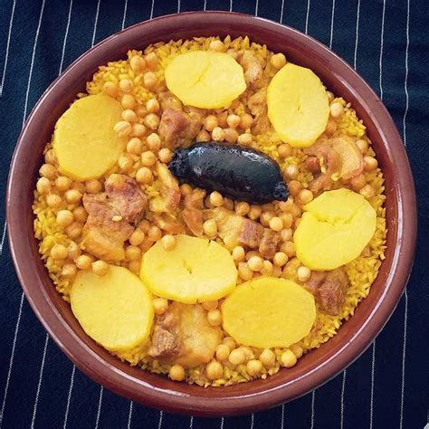 Puede ser cocinado de múltiples formas: El arroz al horno es una de las recetas típicas de ...