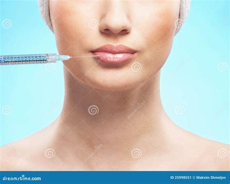 Una Mujer Joven Que Inyecta El Botox En Su Labio M S Inferior Imagen De