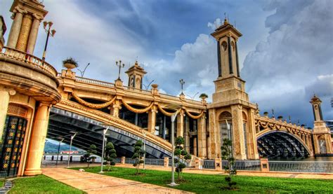 Pelayaran anda lebih istimewa jika dapat menyaksikan banda dalam taman putrajaya yang cukup mempersonakan pada waktu malam. Tempat untuk di kunjungi di Cyberjaya - UNIKOP