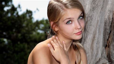 Cute Blonde Leaning On A Tree Wallpaper Girl Wallpapers 50084