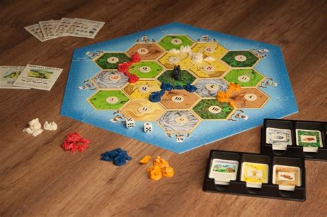 Comenzamos con juegos de mesa divertidos para jugar en familia, dejaremos a un lado la rutina diaria para pasar un buen rato juntos. El clásico juego Catan, el inicio de los juegos de mesa modernos