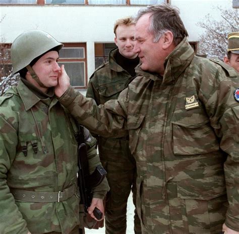 Der frühere präsident der bosnischen serbenrepublik karadzic. Internationaler Gerichtshof: Gericht beschließt Mladic ...