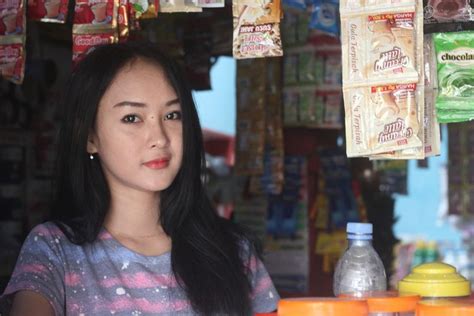foto foto viral gadis penjaga warung kopi mirip anya geraldine pembeli sampai ogah pulang