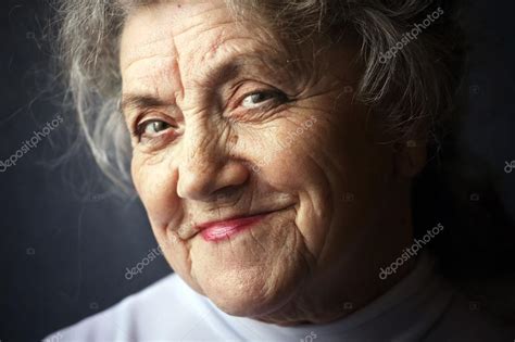 Retrato De Una Anciana Anciana Feliz Y Envejecida Aislada Sobre Fondo