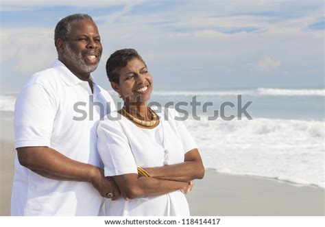 Photo De Stock Couple Amoureux Et Romantique Dafro Américain Sur