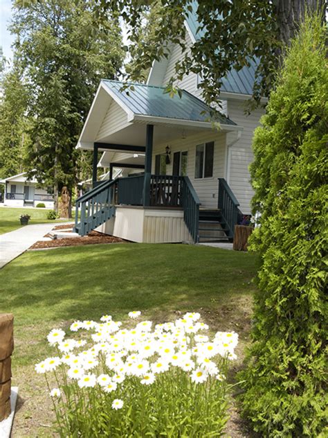 Shuswap lakeside vacations & services: Scotch Creek Cottages, Shuswap Cabin Rentals, BC - Grounds ...