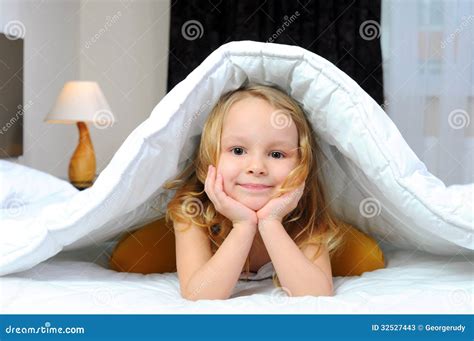 孩子在床上 库存图片 图片 包括有 无辜 新出生 生活 删去的 眼睛 孩子 哔哔 婴孩 梦想 32527443