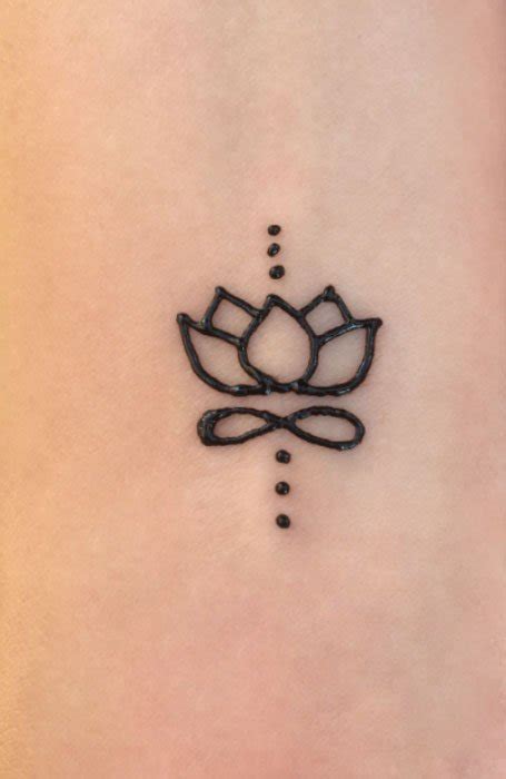 18 Beautiful Henna Tattoos For Women In 2021 The Trend
