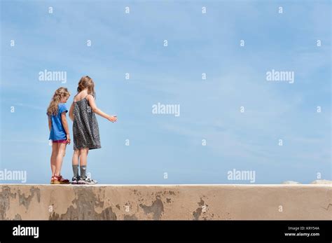 Deux jeunes filles debout Banque de photographies et dimages à haute