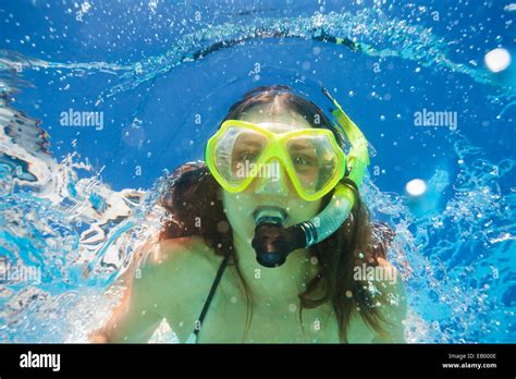 Mädchen Schwimmen Unter Wasser Fotos Und Bildmaterial In Hoher Auflösung Alamy
