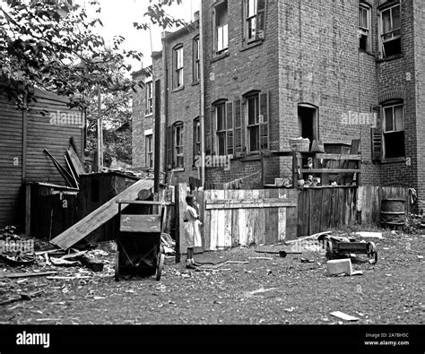 1935 Slums Black And White Stock Photos And Images Alamy