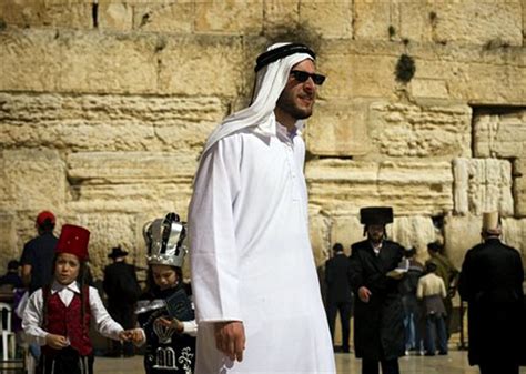 G1 Mundo NOTÍCIAS Judeus se fantasiam em ruas de Jerusalém para