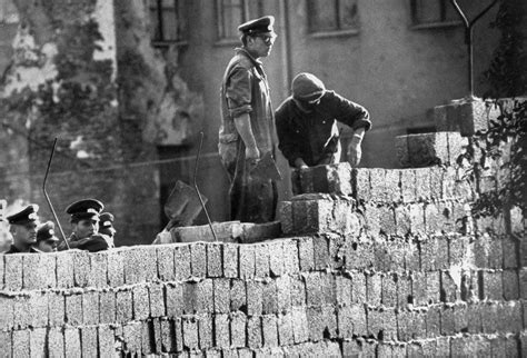 The Construction Of The Berlin Wall 1961 ~ Vintage Everyday