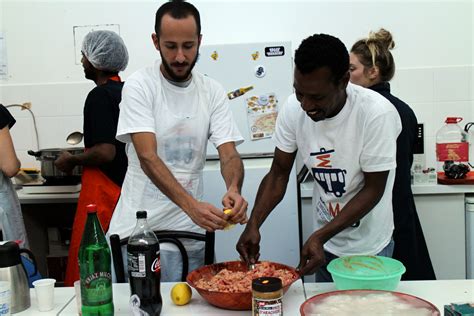 Mais pour certains, c'est plus compliqué que prévu. Des cours de cuisine pour que réfugiés et Parisiens se rencontrent | StreetPress