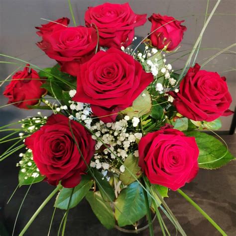 Roter Rosenstrauß 9 Langstielige Rosen Shop Blumen Und Pflanzen