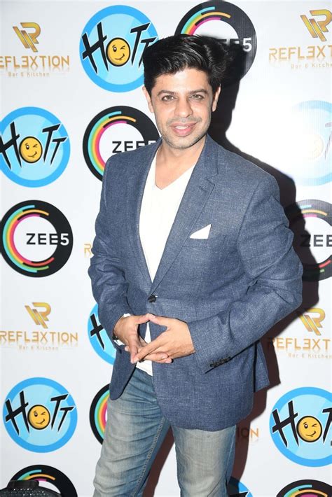 He completed 11th & 12th from delhi public school, vasant kunj, delhi. Karan Veer Mehra Hosts A Bash to celebrate Hott Studios ...
