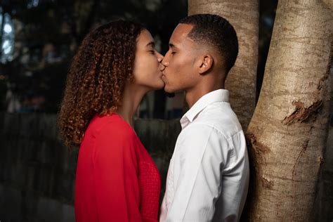 How To Kiss Someone You Love In 7 Steps [ 7 Parallel Life Lessons From Kissing Romantically