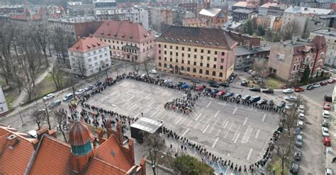 Blisko Tegorocznych Maturzyst W Zata Czy O Poloneza Na Pl Warszawskim