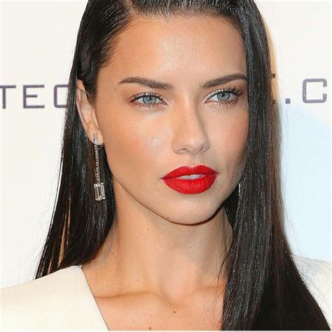 Pin De Quique Puch Em Adriana Lima Penteados Cabelo Cabelo E Maquiagem