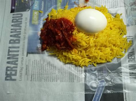 Ikan kuning also accentuated the savouriness of this nasi lemak. namakucella: NASI LEMAK KUNING BUNGKUS SURAT KHABAR ...