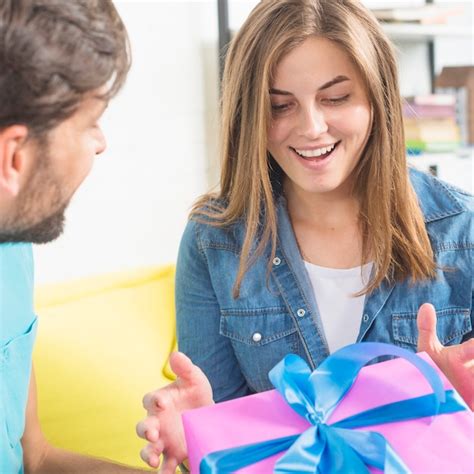 Feliz Joven Recibiendo El Regalo De Su Marido Foto Gratis