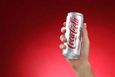 Tomas De Mano Lata De Coca Cola 2023