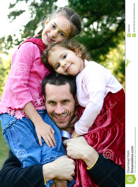 Padre Con Dos Hijas Hermosas Imagen De Archivo Imagen De