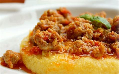 La polenta è parte integrante della cultura gastronomica. La ricetta: polenta con sugo di salsiccia fresca, un ...
