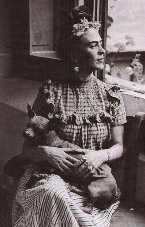 Frida Kahlo Manteniendo A Su Perro 1944 Foto Sylvia Salmi Col