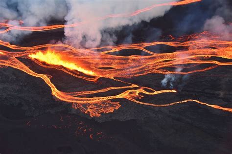 Lava Flow From Mauna Loa Is About 25 Miles From The Highway Cnn