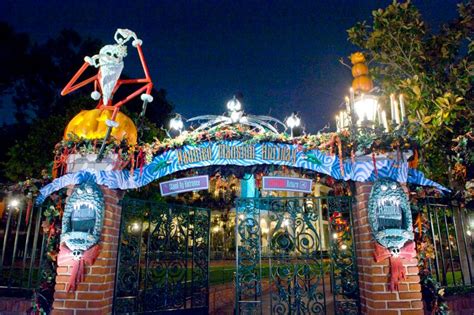 Disneyland Ride Review Eerie And Merry Join For The Haunted Mansion