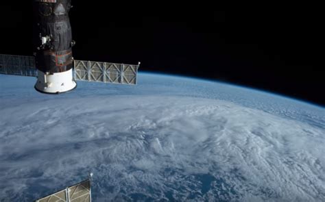 Nasa Astronaut Captures Breathtaking Time Lapse Of Earth From Space Bgr