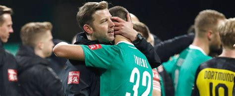 Damit zog geschäftsführer frank baumann die konsequenz aus der niederlage gegen den. SV Werder Bremen: Florian Kohfeldt bleibt nach Pokal-Aus ...