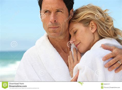 Couples Sur La Plage Image Stock Image Du étreindre 35907277