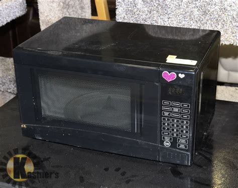 EVERYDAY ESSENTIALS 0.7 CUBIC INCH MICROWAVE - Kastner Auctions