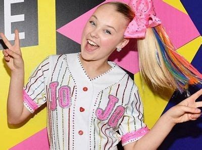 Aug 26, 2021 · jojo siwa age the famous american actress, jojo siwa was born on the 19th of may 2003, making her 18 years old in 2021, she will be 19 years old in the year 2022. Jojo Siwa Height, Weight, Age, Bio, Net worth, Boyfriend, Family & Affair