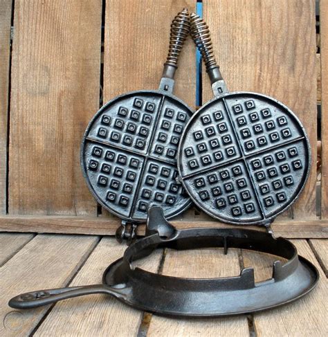 Vintage Antique 8 Crescent Cast Iron Waffle Maker Fanner Mfg Co Ohio