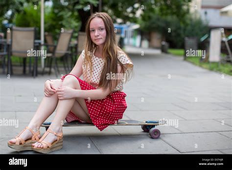 Cute Teen Mädchen Sitzen Auf Einem Skateboard Auf Der Straße Stockfotografie Alamy