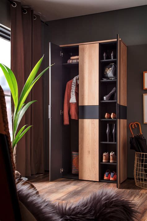 So zurückhaltend schön sie wirken, umso geräumiger. Wittenbreder Garderobe Novara Wildeiche & Glas anthrazit ...